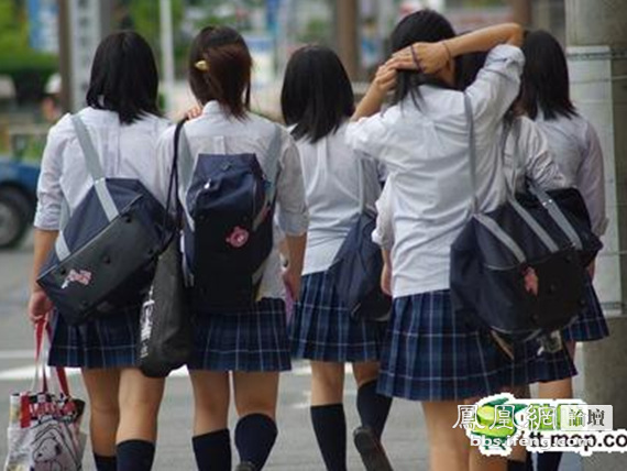 �ձ�Ů��һ����У���ͺ�Ů�� ��BС��ȹ